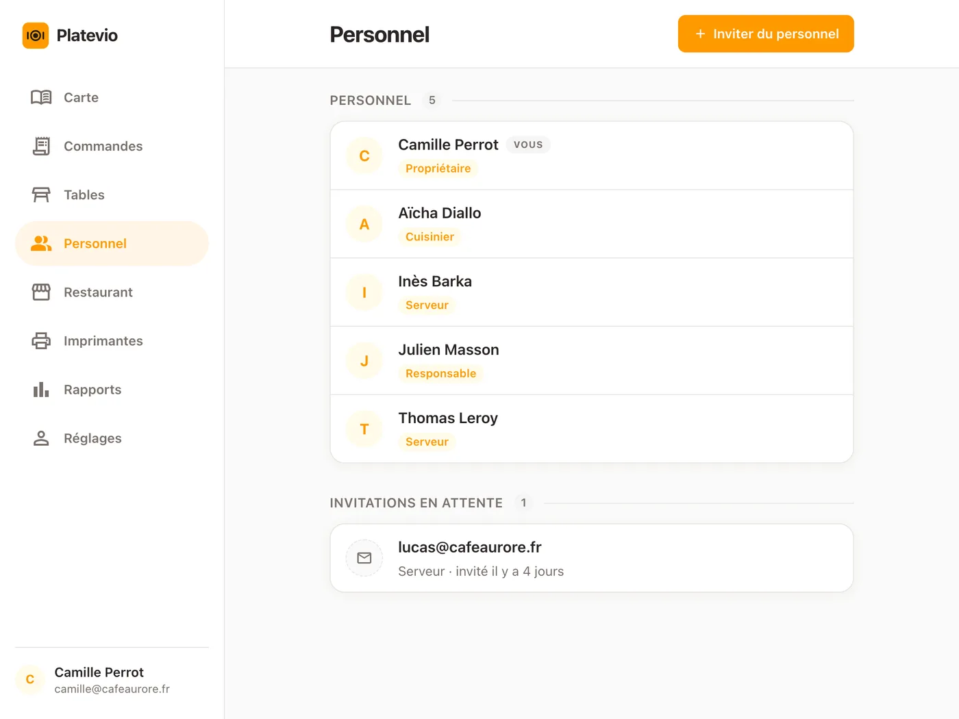 L’écran Personnel de Platevio sur une tablette : cinq personnes avec leurs rôles — une propriétaire, un responsable, deux serveurs et une cuisinière — et une invitation en attente pour un serveur