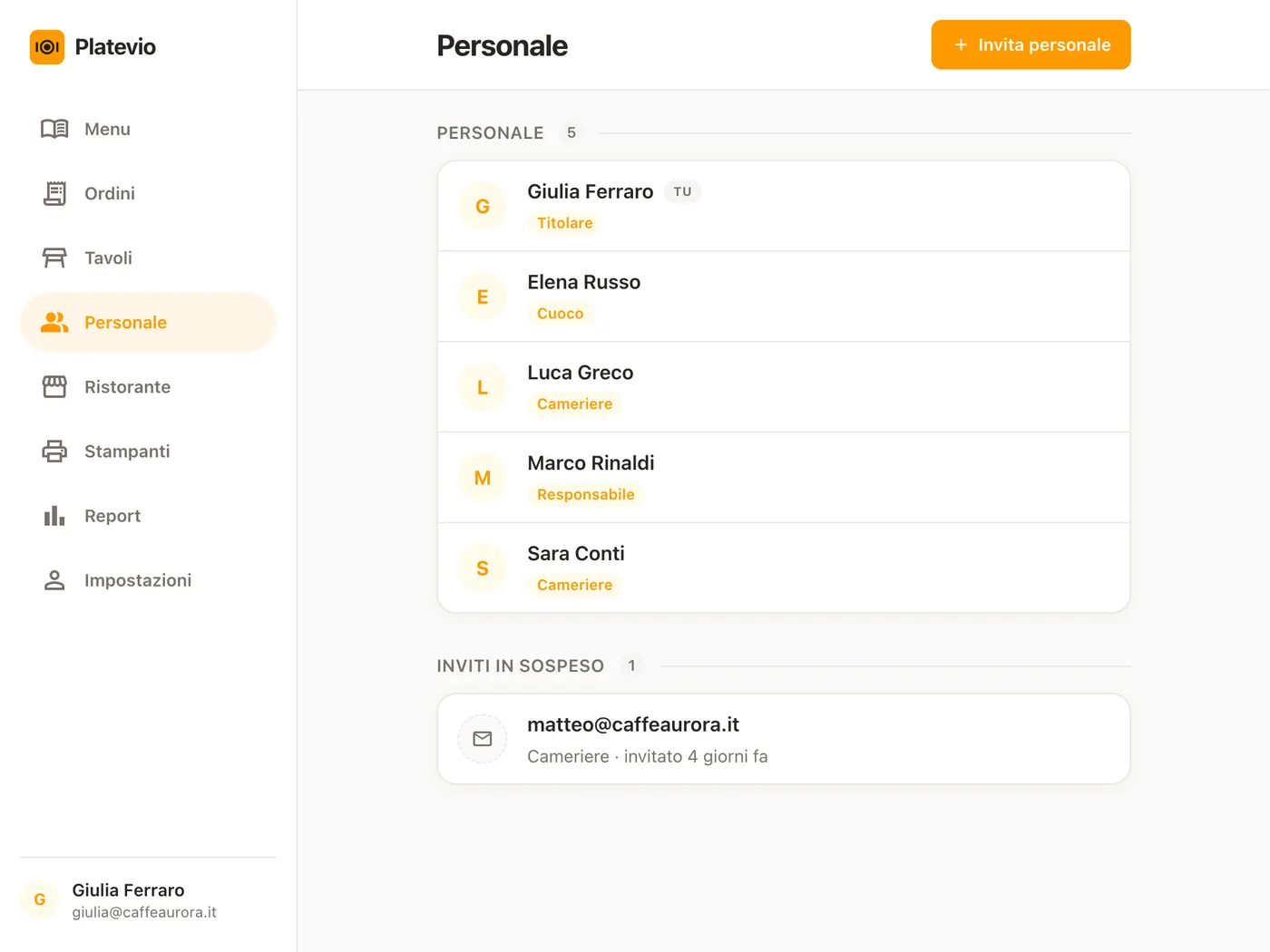 La pagina Personale di Platevio su un tablet: cinque persone con il loro ruolo — una titolare, una cuoca, un responsabile e due camerieri — e un invito in sospeso per un cameriere