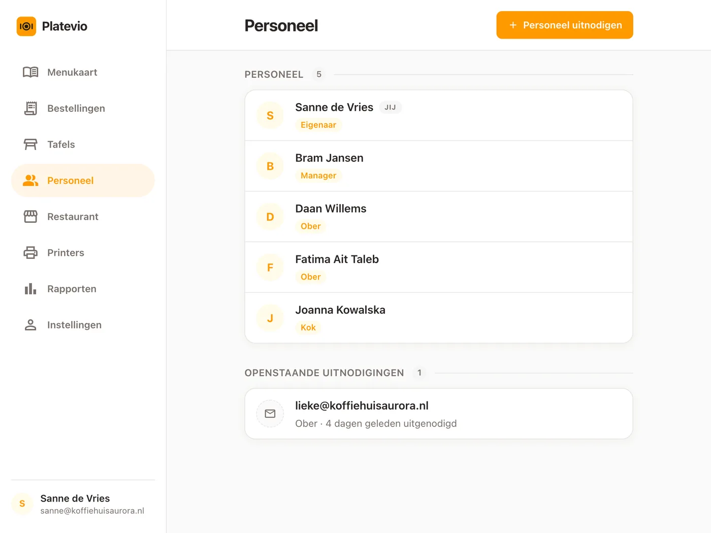 De pagina Personeel van Platevio op een tablet: vijf mensen met hun rollen — een eigenaar, een manager, twee obers en een kok — en één openstaande uitnodiging