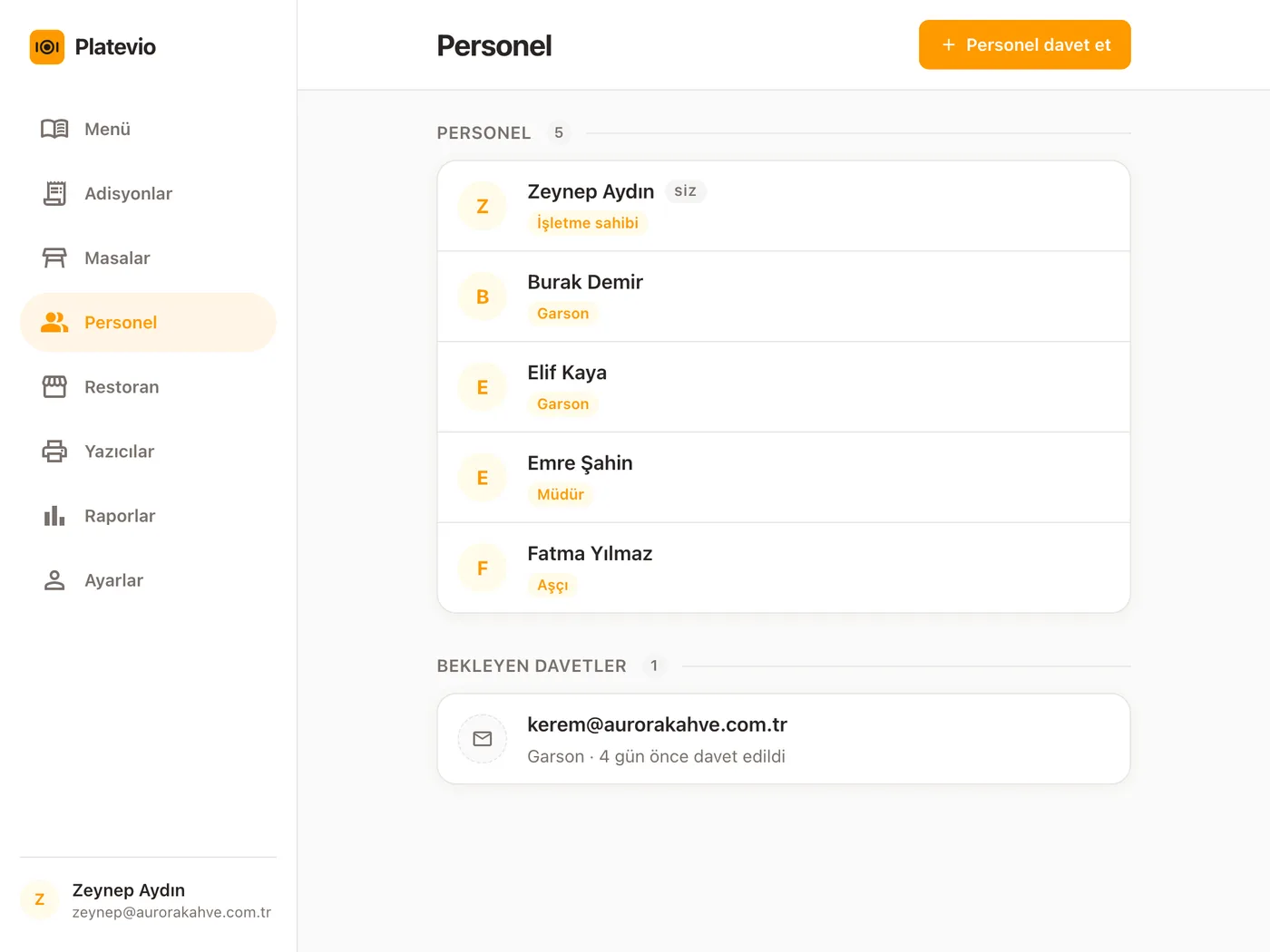 Tablette Platevio Personel sayfası: rolleriyle beş kişi — bir işletme sahibi, iki garson, bir müdür ve bir aşçı — ve Bekleyen davetler altında bir garson daveti