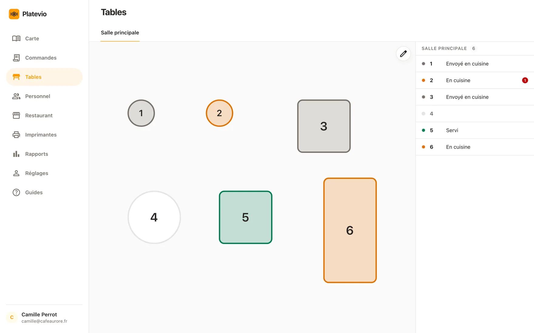 L’écran Tables de Platevio dans un navigateur sur un ordinateur portable : cinq de ses six tables dessinées dans la couleur de leur étape, la liste à côté indiquant Envoyé en cuisine, En cuisine et Servi, et une assiette comptée au passe