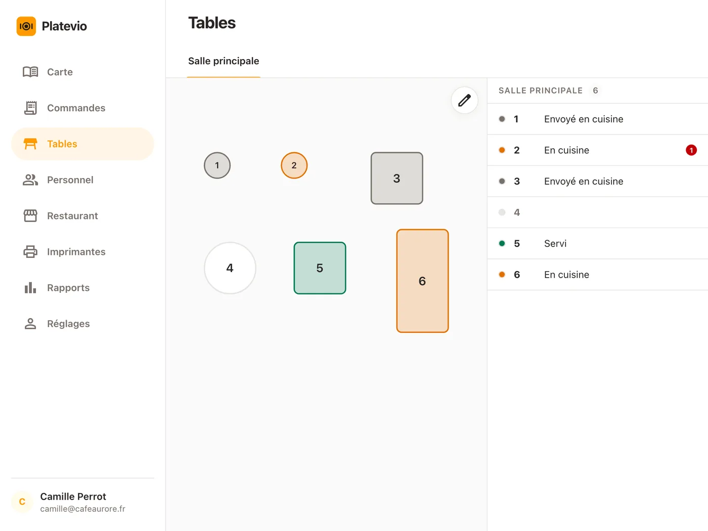 L’écran Tables de Platevio sur une tablette : les six tables de la Salle principale, cinq d’entre elles dessinées dans la couleur de leur étape, la liste à côté indiquant Envoyé en cuisine, En cuisine et Servi, et une assiette comptée en rouge au passe